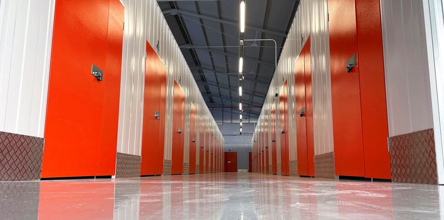 Interior de un negocio de alquiler de trasteros RedTras